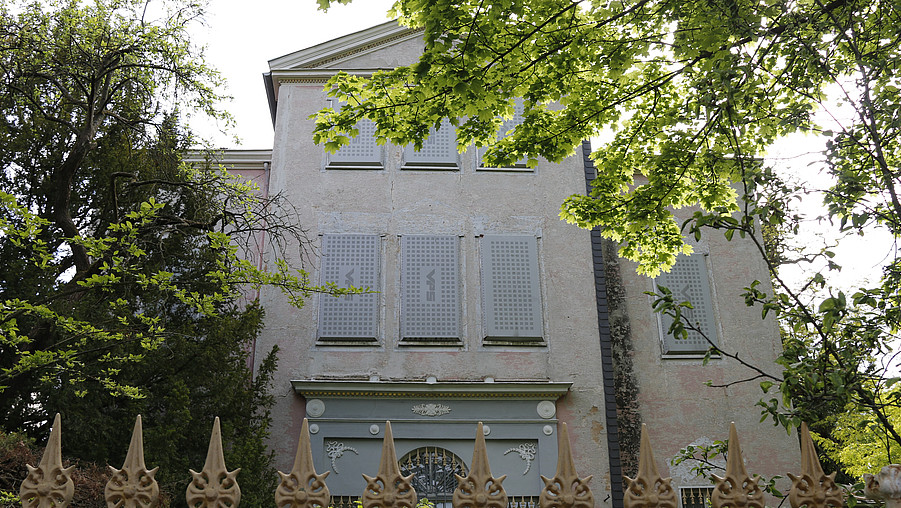 Das Foto zeigt die Villa Rühl vor dem Umbau 