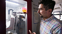 Dr. Alexander Liehr vom Institut für Werkstofftechnik vor dem energiedispersiven Röntgendiffraktometer (ED-XRD), mit dem er gemeinsam mit seinem Team eine deutliche Reduktion der Messzeit bei gleichbleibender Analysequalität erzielen konnte.