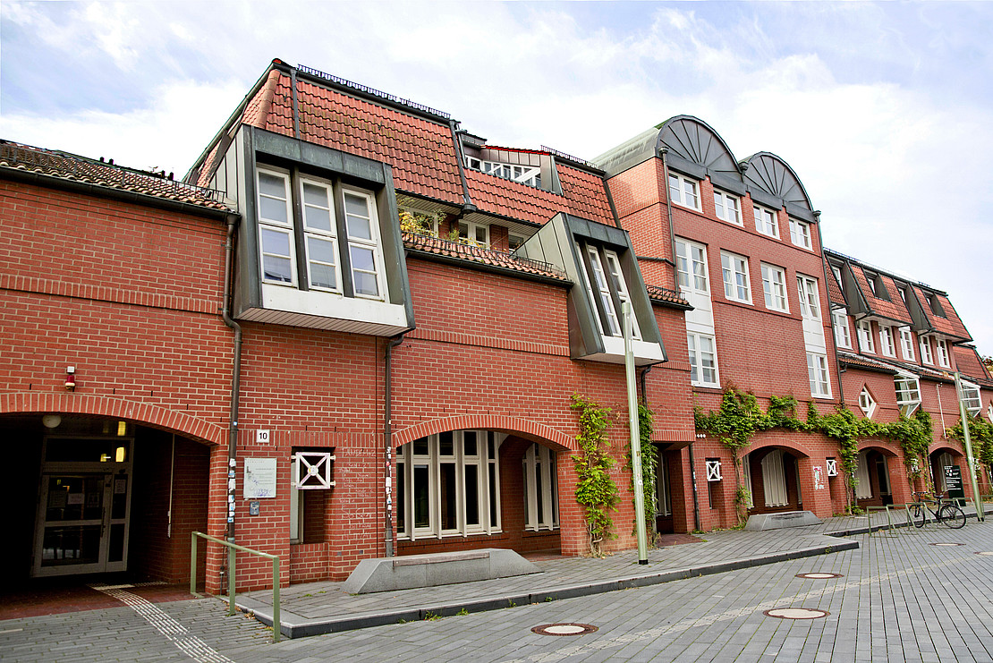 Ansicht des Gebäudes des Instituts für Sozialwissenschaften in der Arnold-Bode-Straße der Universität Kassel.