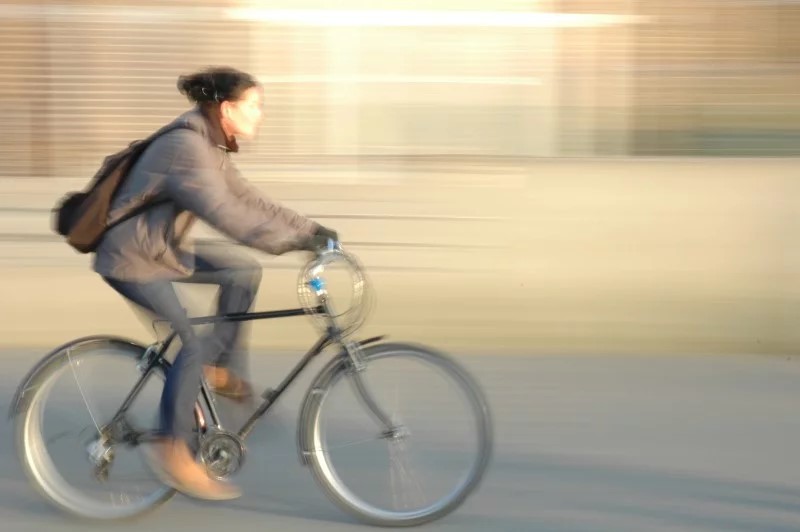 Eine Radfahrerin in Düsseldorf. 
