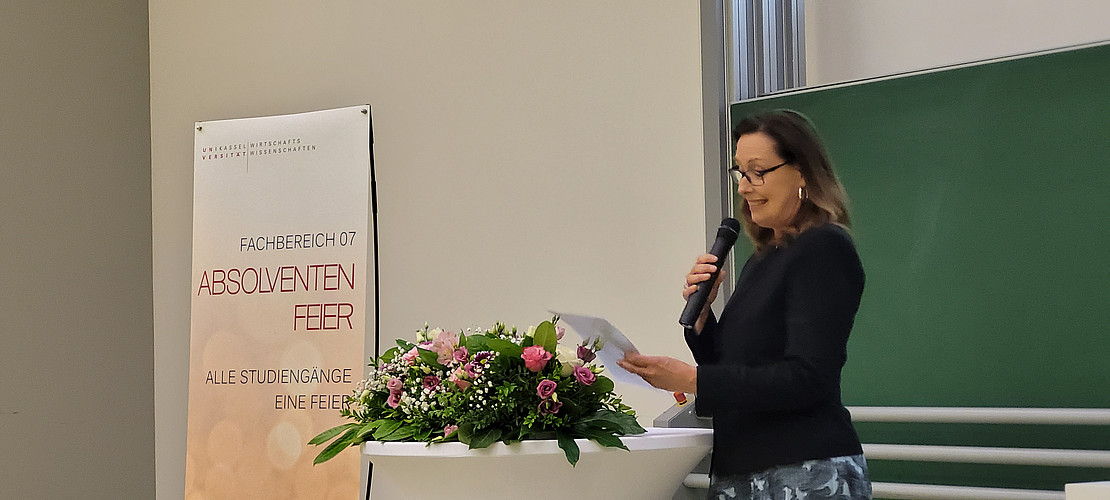 Dr. Juliane Dieterich at the presentation of certificates at the graduation ceremony of Faculty 07 Business Administration and Economics (degree course: Vocational Education in Health)