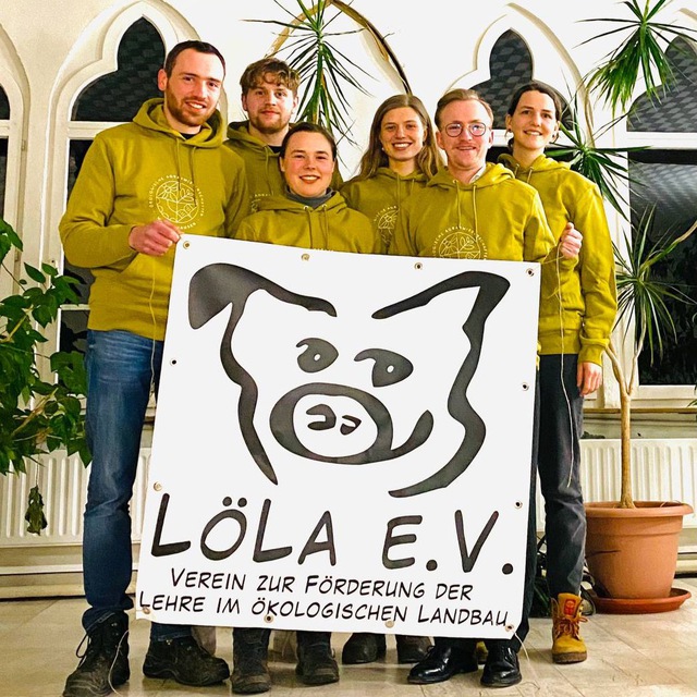 der Lölavorstand hält gemeinsam das LÖLA Logo hoch