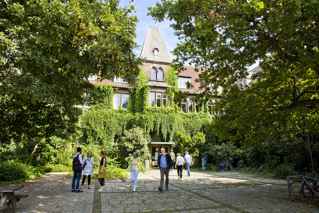 Studierende stehen vor dem alten Klostergebäude