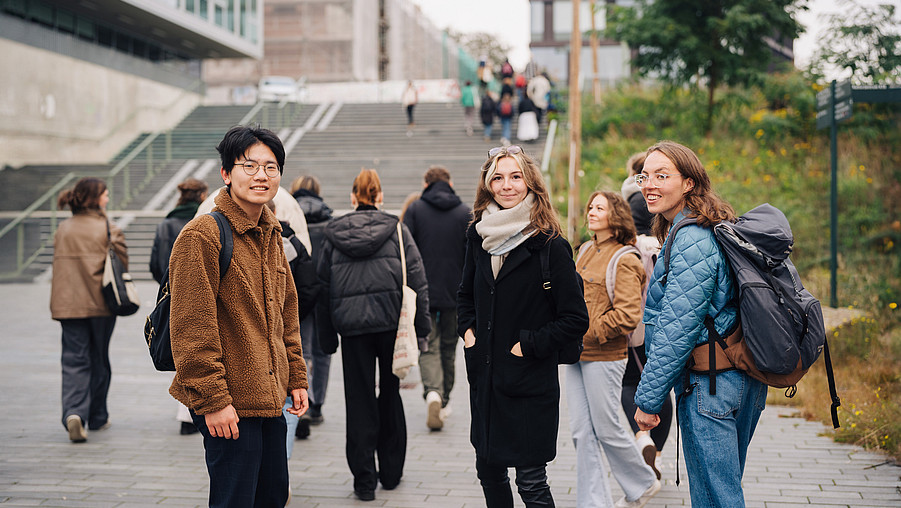 Studenten auf dem Campus.