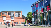 The picture shows two buildings on the Holländischer Platz campus