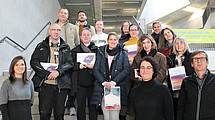 The photo shows organizers, winners and winners (from left to right): Uwe Schwanz, Klaus Trost, Abdulkader Sabouni, Ulrike Vinschen, Johanna Bretthauer, Edith Pfitzner, Vanessa Laspe, Simone Baum Janina Paul Monika Ziegler, Renate Heist. Front row: Sophie Kahnt (Department of Transportation Planning and Systems), Aylin Körpe (Green Office), Karl Haase (Department of Construction, Engineering and Real Estate, from left).