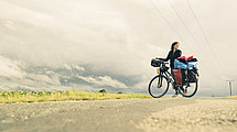 The picture shows the photographer Mina Esfandiari on the bike path German Unity.