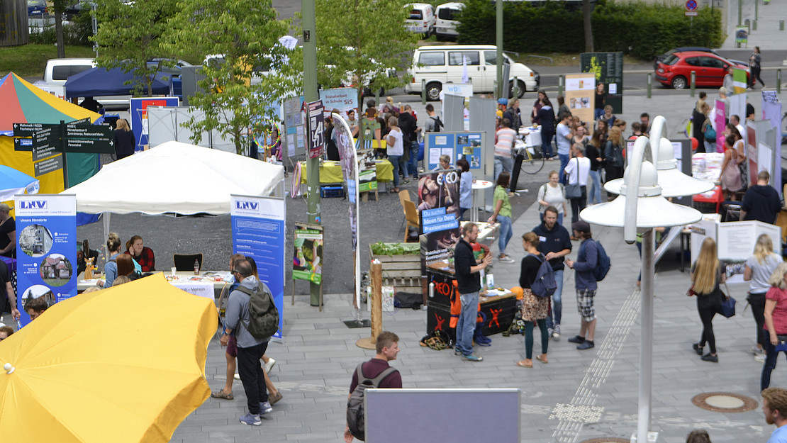 Das Foto zeigt die Praxismesse im Jahr 2019 auf dem Campus in Kassel