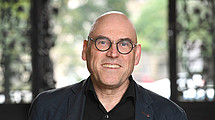Portrait photo Prof. Wolfgang Schroeder.