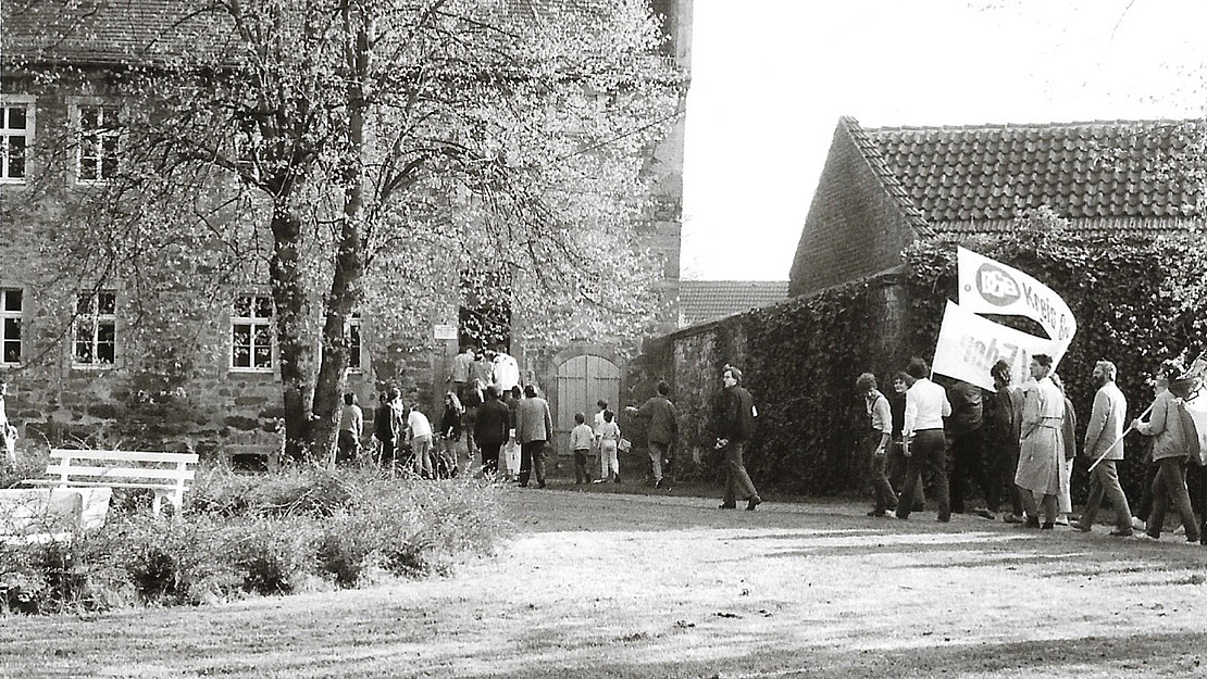 Bild einer Gedenkdemonstration, die am 8. Mai 1985 stattfand und in der Gedenkstätte endete. Die Veranstaltung wurde vom DGB Schwalm Eder organisiert.