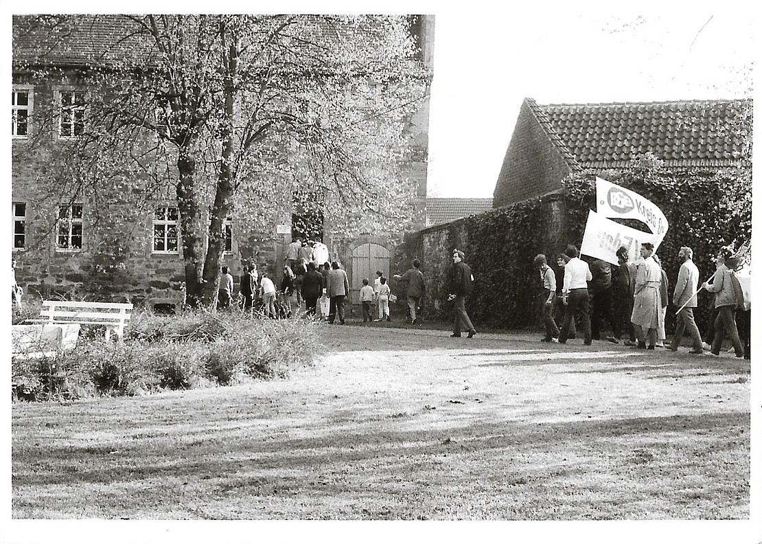 Picture of a memorial demonstration that took place on May 8, 1985 and ended at the memorial site. The event was organized by the DGB Schwalm Eder.