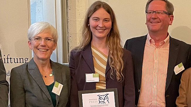 The picture shows Dr. Katharina Gaida (center) with Prof. Dr. Petra Freudenberger-Lötz (Institute for Protestant Theology at the University of Kassel) and Prof. Dr. Michael Obermaier, one of the editors of the "Pädagogische Diskurse" series. 