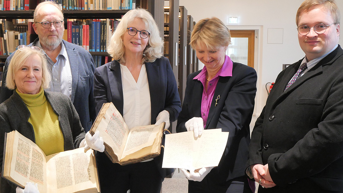 The photo shows Kerstin Braun (Managing Director of Brehm Library), Dr. Hartmut Wecker (Chairman of Brehm Library), Claudia Martin-Konle (Library Director of Kassel University Library), Dr. Brigitte Pfeil (Head of Manuscript Department at Kassel University Library) and Philipp Wecker (Research Assistant at Brehm Library) presenting the first works from Brehm Library to be digitized by Kassel University Library. 