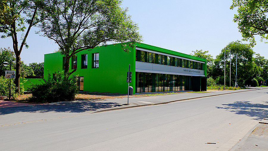 Das Foto zeigt das Institut für Sport und Sportwissenschaft der Uni Kassel