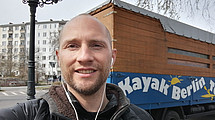 Selfie von Jörg Firnkorn vor Bauwagen mit Aufschrift "Kayak Berlin"
