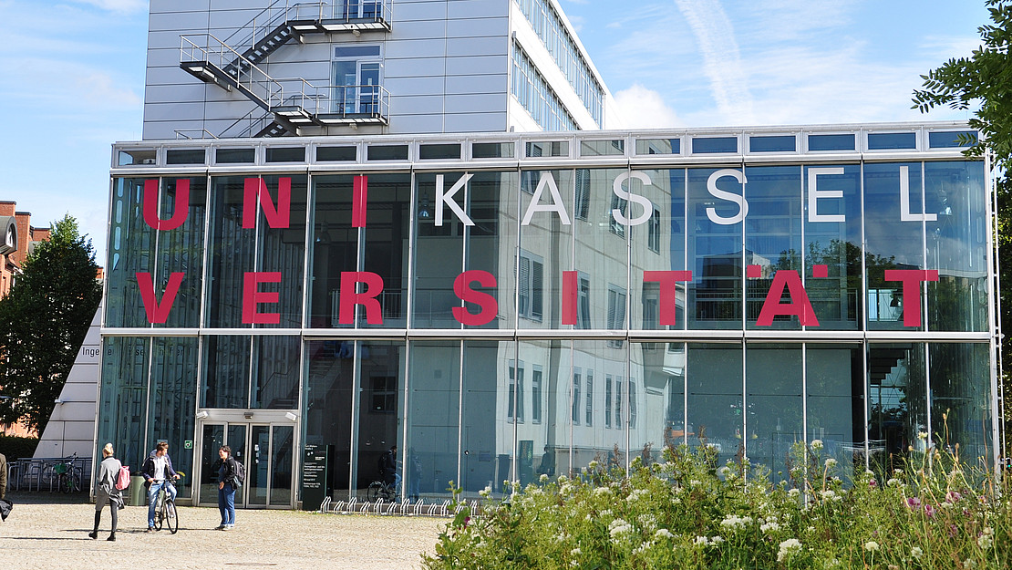 The photo shows a building at the University of Kassel